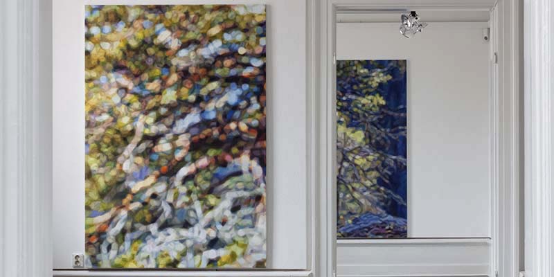Härnösands konsthall, Anna Renströms färgintensiva och diffusa målningar av träd.