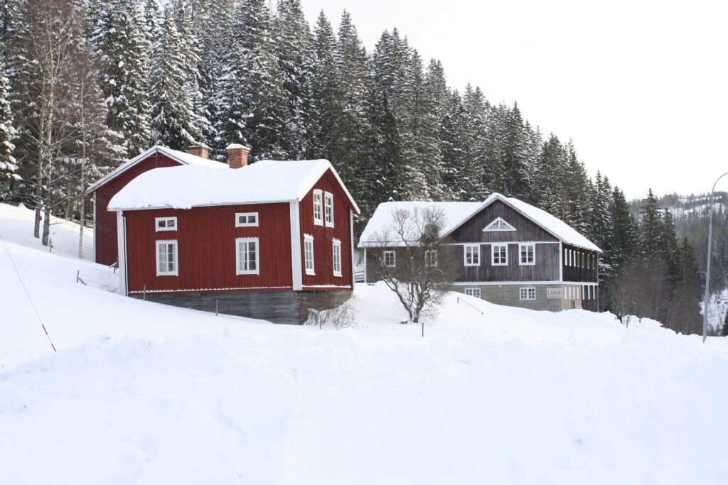 Gården i Edsätter, Nordingrå. Ateljén är inrymd på logen.