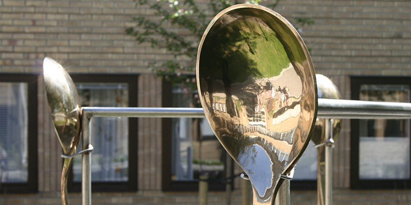 Sex blankpolerade bronsskedar på Umeå universitetsområde, Anna Renströms offentliga konstverk