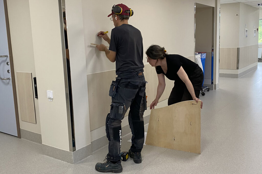 Montering av målning på Dagvården i Örnsköldsviks sjukhus